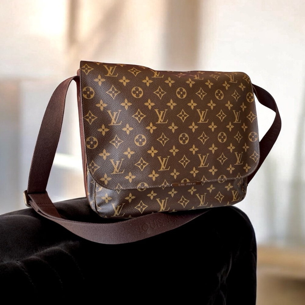 Authentic Louis Vuitton men’s messenger bag monogram shoulder crossbody laptop